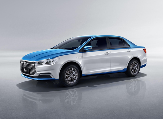 Xe xe tắc xi Qin EV điện thuần túy của BYD có phạm vi 450KM và thân xe hai màu