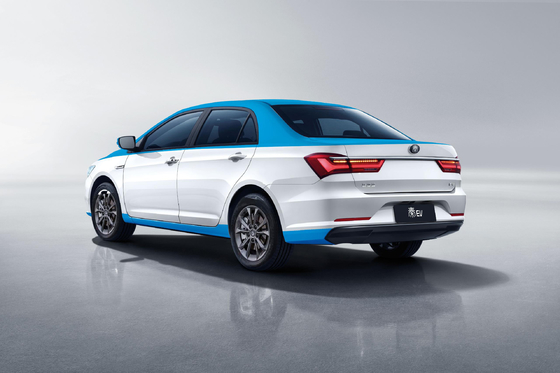 Xe xe tắc xi Qin EV điện thuần túy của BYD có phạm vi 450KM và thân xe hai màu