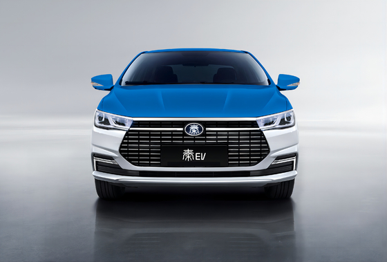 Xe xe tắc xi Qin EV điện thuần túy của BYD có phạm vi 450KM và thân xe hai màu